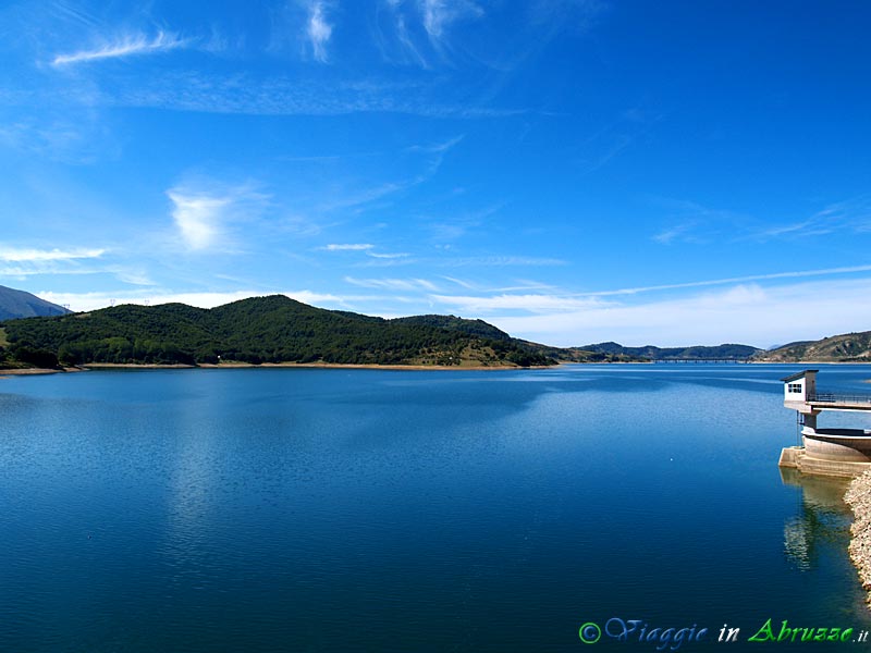 01-P9030400+.jpg - 01-P9030400+.jpg - L'immenso lago di Campotosto (1.400 ettari di estensione), soprannominato "il piccolo mare".